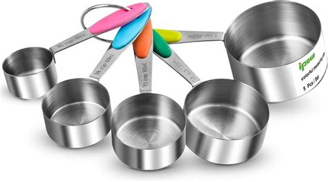 Ilustración de tazas medidoras con diferentes cantidades de harina