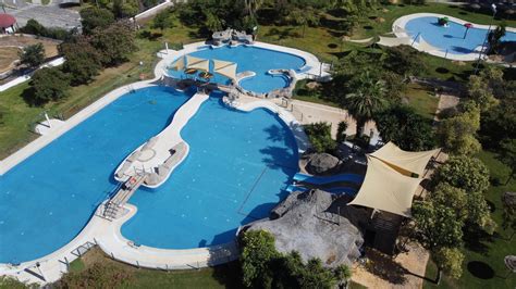 Vista aérea de las piscinas municipales y el área de Pinosolo