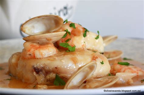 Merluza con almejas y langostinos en salsa marinera