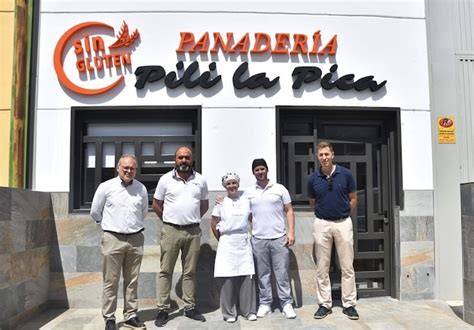 Alcalde de Baza visitando la Panadería Sin Gluten La Pica