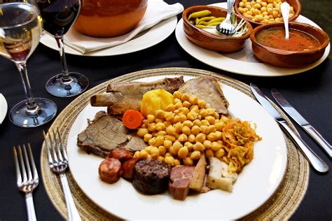 Cocido madrileño servido con sus componentes