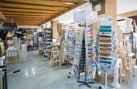 Una vista general de una tienda de materiales de bellas artes