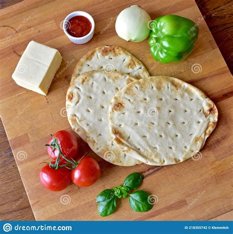 Ingredientes frescos para pan mediterráneo