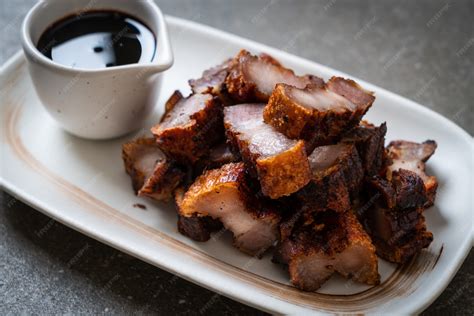 Plato servido de carne de cerdo frita