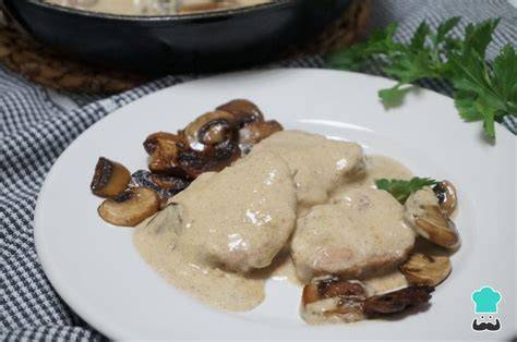 Plato de filete de cerdo con salsa de champiñones y puré de patatas