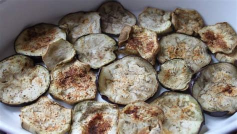 Rodajas de berenjena espolvoreadas con sal