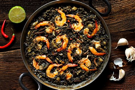 Paella negra tradicional con mariscos