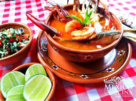 Ingredientes frescos para el caldo de mariscos