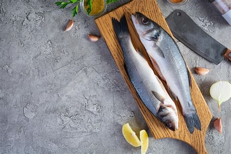 Lubina fresca en una tabla de cortar