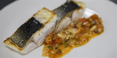 Lubina en salsa de tomate emplatada con guarnición