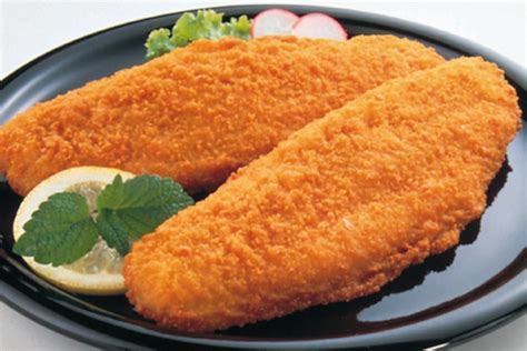 Filete de merluza rebozado en un plato