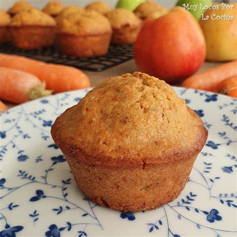 Ingredientes frescos para muffins de zanahoria y manzana
