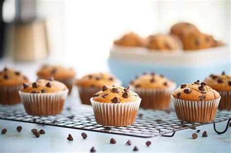 Muffins recién horneados enfriándose en una rejilla