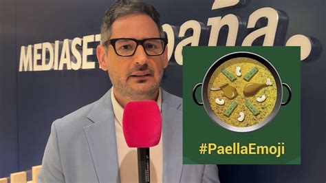 Eugeni Alemany promoviendo el emoji de la paella