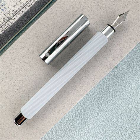 Detalle de la resina preciosa de la Faber-Castell Ambition Italic Ice Blue