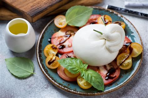 Burrata de alta calidad en un plato con aceite de oliva