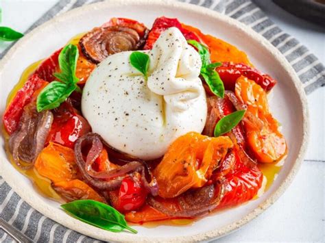 Variedad de platos con burrata como ensaladas y pizzas