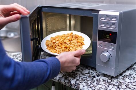 Microondas calentando comida