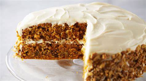 Tarta de zanahoria rellena y decorada con frosting