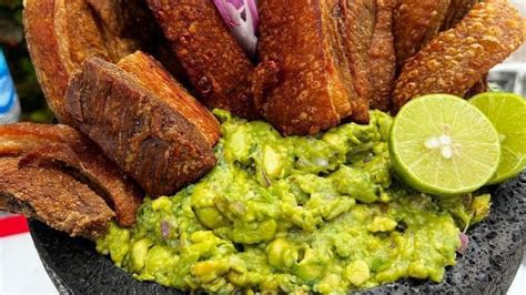 Plato de chicharrón norteño servido con tortillas y guacamole