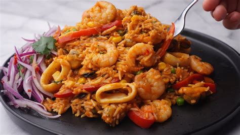 Plato de arroz marinero con mariscos frescos en La Pescadería
