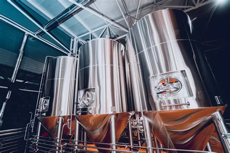 Comparación de tanques de fermentación abiertos y cerrados