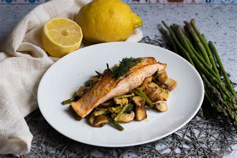 Salmón a la mantequilla de ajo y limón servido con espárragos