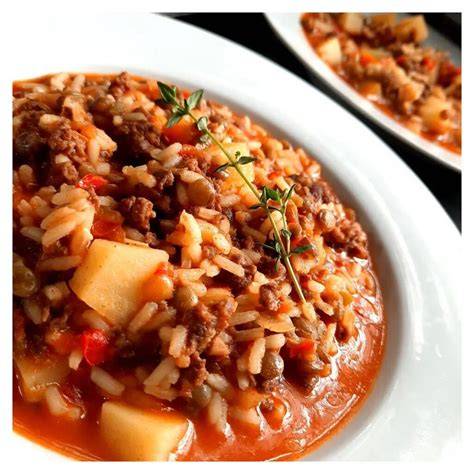Guiso de arroz con diferentes ingredientes