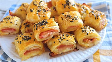 Variedad de hojaldras de jamón y queso en diferentes formas