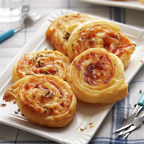 Espirales de hojaldre con jamón y queso recién horneadas