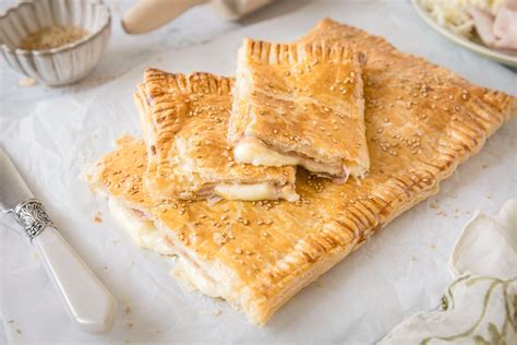 Hojaldre de jamón y queso en forma de flor