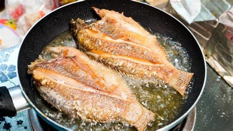 Pescado cocinándose en la sartén