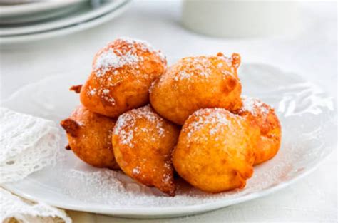 Buñuelos de zanahoria dorados en un plato