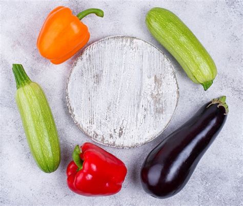 Variedad de calabacines, berenjenas y pimientos