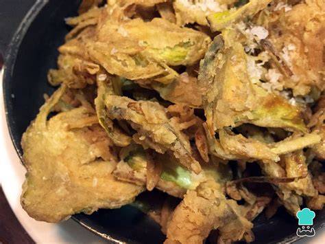 Alcachofas rebozadas fritas servidas con salsa