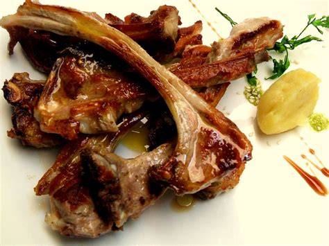 Chuletillas de cordero lechal preparadas para la barbacoa