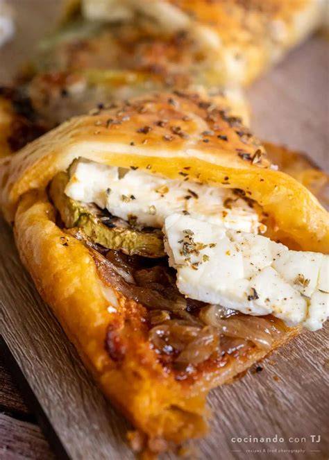 Hojaldre con diferentes verduras y queso