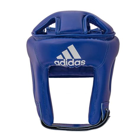 Atleta usando casco protector para deportes de contacto