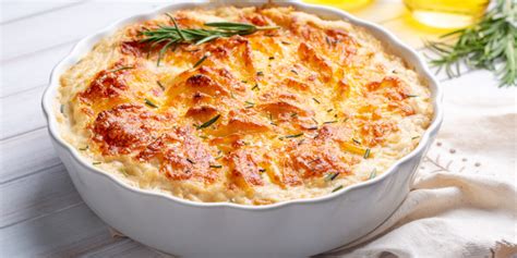 Imagen de un gratinado de papas y queso con una capa dorada