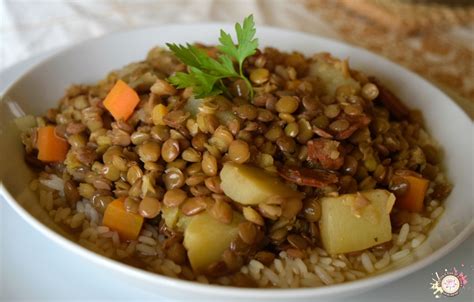Lentejas con arroz y rodajas de morcilla de arroz