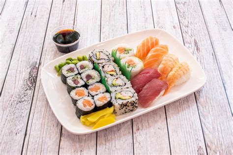 Bandeja variada de sushi con nigiris y uramakis