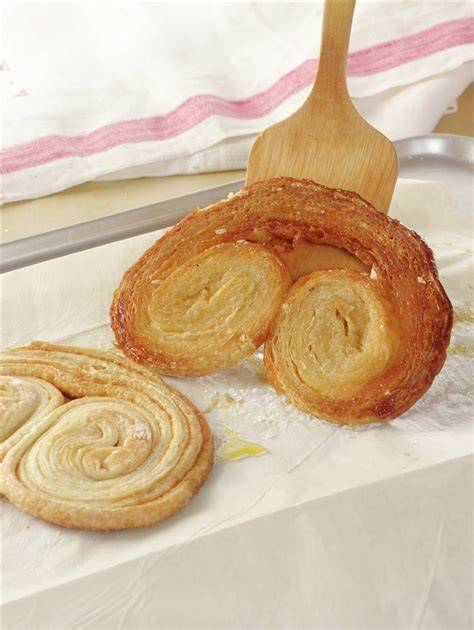 Palmeras de hojaldre recién horneadas con azúcar caramelizado