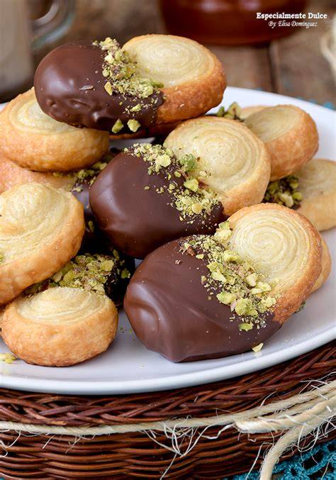 Palmeritas de hojaldre glaseadas y bañadas en chocolate