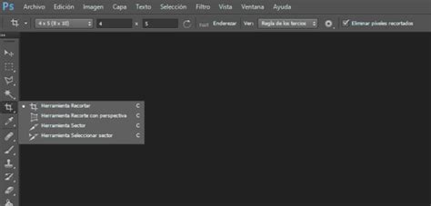 Interfaz de Photoshop mostrando la herramienta Recortar y la barra de tareas contextual para Generar.