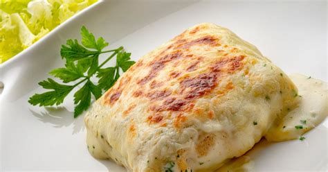 Plato de crepes de pollo gratinados al horno