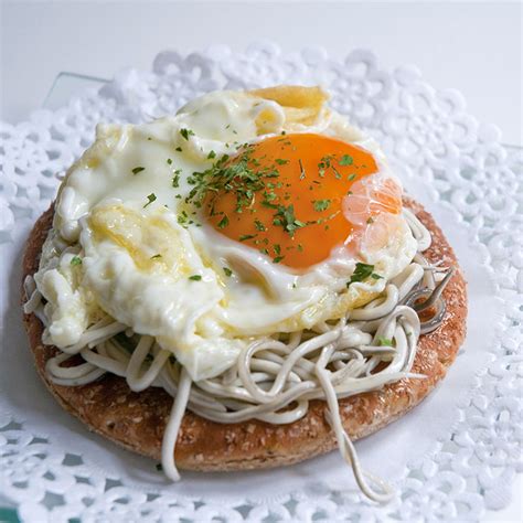 Tosta de gulas con huevo de codorniz