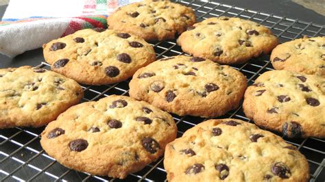 Galletas Cookies con pepitas de chocolate recién horneadas