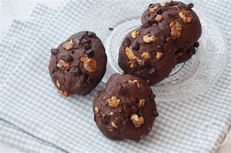 Variedad de pepitas de chocolate y frutos secos para cookies