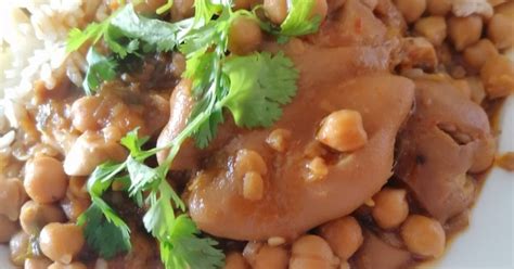 Pies de cerdo crudos con garbanzos secos