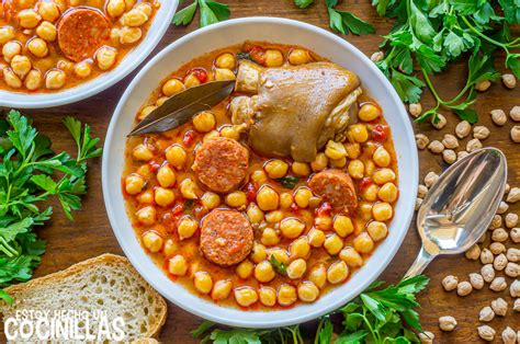 Plato de garbanzos con manitas de cerdo servido